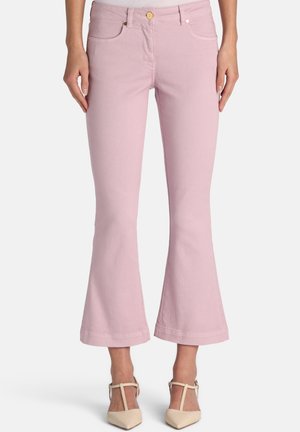 Vaqueros acampanados rosas con una textura suave, que presentan una cintura de talle medio, sutiles detalles de costura y un diseño clásico de cinco bolsillos.