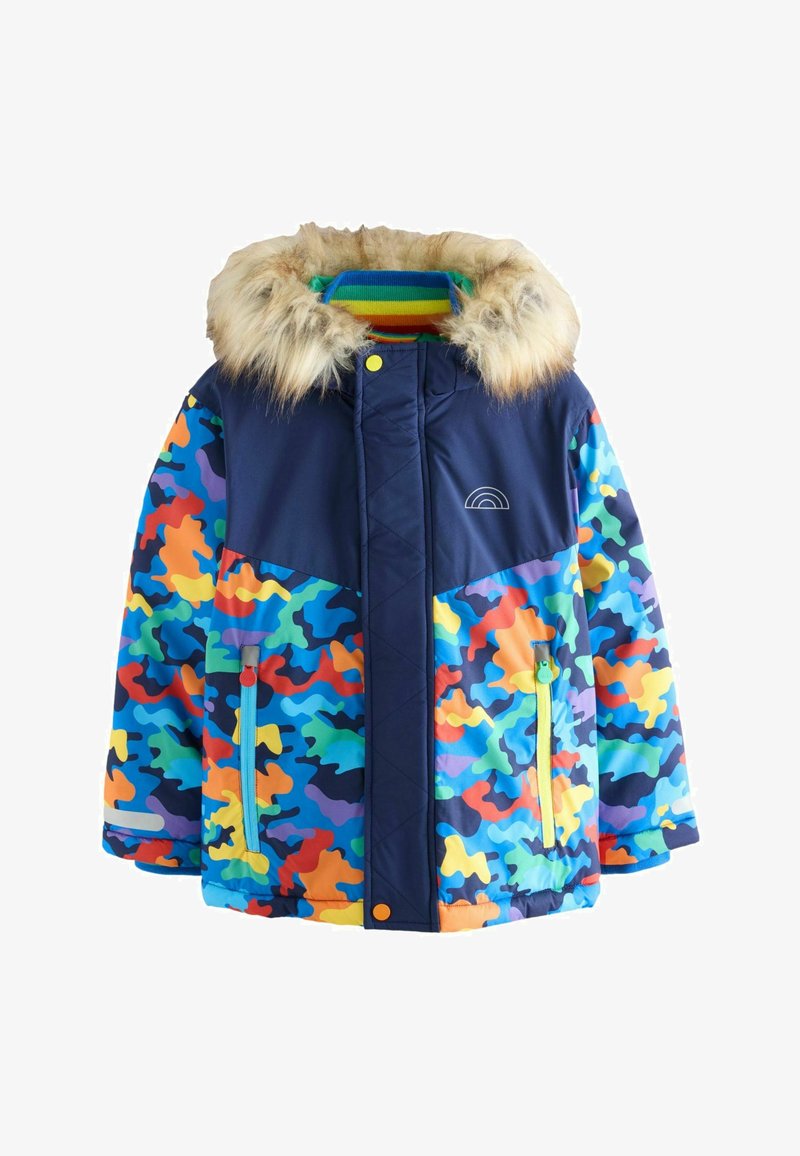 Farverig vinterjakke med en marineblå top, faux fur hætte og livlige camouflage mønstre i orange, grøn, blå og gul.