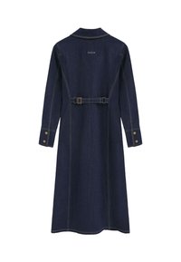 Jeansjacka i djup indigo, långa ärmar, bälte i midjan, knäppte manschetter, synlig sömnad, krage och logotyp på ryggen. Slät textur.