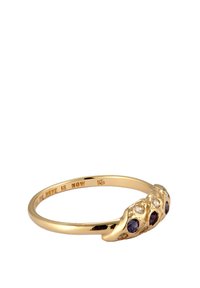 Guldring med en strukturerad design som har fem blandade ädelstenar: tre mörklila och två klara. Graverad inuti: "Allt vi har är nu."