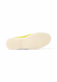 Sneaker giallo con una tomaia testurizzata e suola in gomma bianca. Presenta una finitura liscia e un design semplice. Motivo chiaro sulla suola.