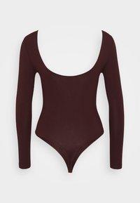 Bodysuit u tamnocrvenoj boji, izrađen od glatkog materijala, s dugim rukavima i širokim izrezom, s prilagođenim dizajnom gaćica.