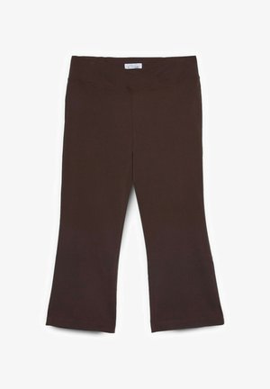 Bruine cropped broek met een brede elastische tailleband en een lichte flare aan de zoom, plat uitgestald op een witte achtergrond.