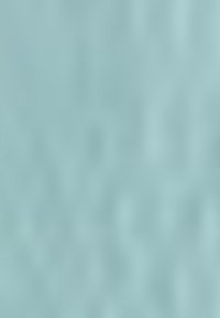 Femme portant une chemise à carreaux travaillant sur un ordinateur portable avec un grand écran, un téléphone de bureau et un carnet dans un bureau moderne.