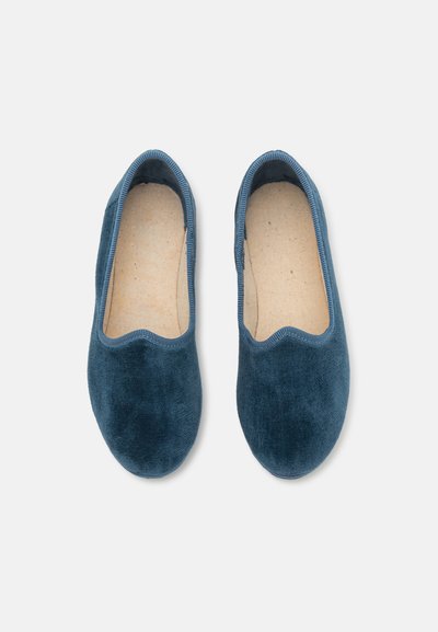 Blå fløyelslipper med en glatt tekstur, som har rund tå og en myk, beige innersåle. Ingen synlig metall detaljer eller mønstre.