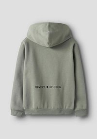 Sweater met capuchon van lichtgroene stof, met een relaxte pasvorm, geribbelde manchetten en zoom, met "REVERY • STUDIOS" in het zwart gedrukt op de achterkant.