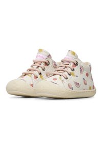 Zapatillas con una parte superior de tela color crema, adornadas con un patrón frutal de fresas, sandías y piñas. Cintas y costuras en color rosa. Punta redonda.