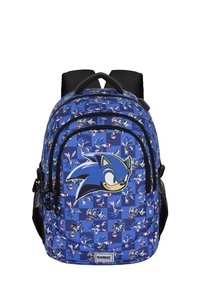 Mochila azul con un patrón repetido de Sonic the Hedgehog y anillos. El diseño tiene detalles en negro y dos bolsillos de malla laterales.