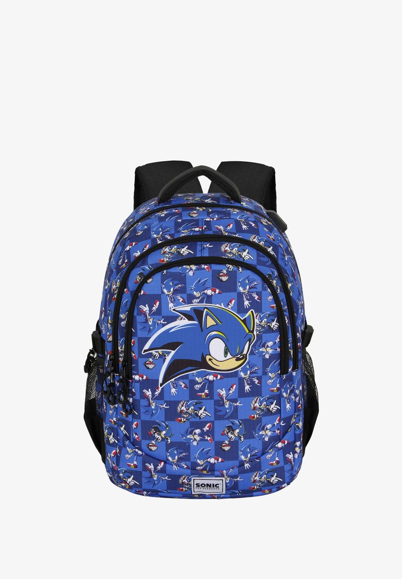 Mochila azul con un patrón repetido de Sonic the Hedgehog y anillos. El diseño tiene detalles en negro y dos bolsillos de malla laterales.