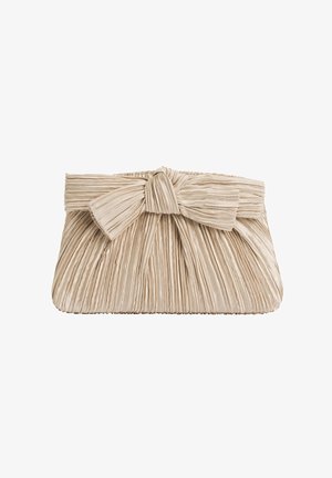 Beige geplooide clutch met grote strik en zachte stoffen textuur.