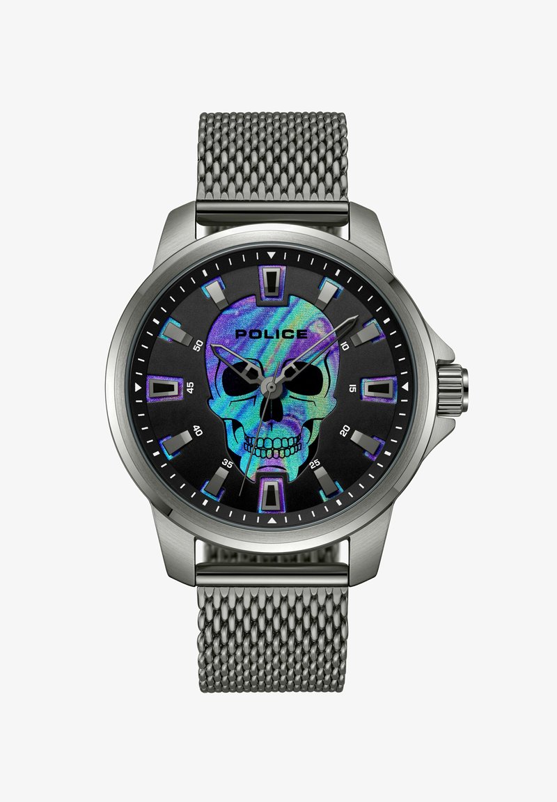 Montre en métal argenté avec un bracelet en maille. Le cadran noir présente un design coloré de crâne et des marqueurs d'heures. Logo gravé à la position de 12 heures.