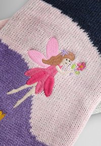 Pulover tricotat în culori pastelate cu un design de zână roz, având detalii brodate, flori vibrante și un finisaj texturat.