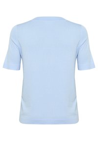 Lichtblauw gebreid t-shirt met korte mouwen en een ronde halslijn. Zachte textuur en een schoon ontwerp zonder extra patronen of versieringen.