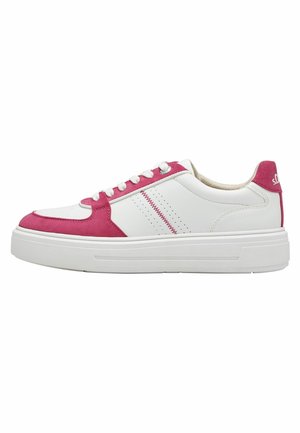 Baskets blanches et roses avec un design en matériaux mixtes : cuir lisse et daim doux. Semelle blanche épaisse, bout rond et accents perforés.