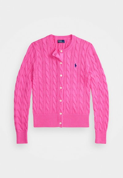 Roza pletena cardigan z okroglim izrezom, zapiranjem na gumb, rebrastim robom in manšeti ter z majhnim logotipom na levem prsnem delu.