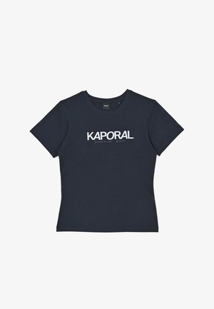 Marineblauwe katoenen T-shirt met korte mouwen. Aan de voorkant staat in witte borduursel de tekst "KAPORAL summer sun." Ronde halslijn, slim fit ontwerp.