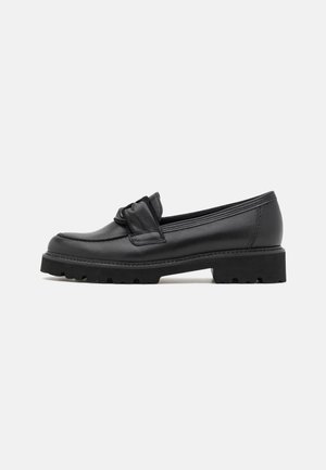 Zwarte leren loafers met een knoopaccent, voorzien van een lage, stevige zool met profiel voor grip en gestikte details langs de randen.