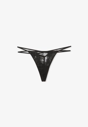 Tanga de encaje negro con intrincados patrones florales, presenta finas tiras elásticas laterales y un diseño trasero en forma de V. Material texturizado y ligero.