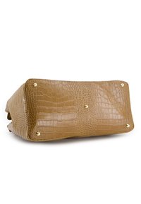 Sac à main en simili cuir crocodile marron avec une finition brillante. Il présente des accessoires en métal doré et une forme rectangulaire aux bords arrondis.