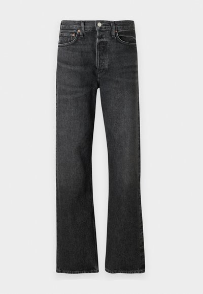 Jeans de mezclilla negra con corte recto, características de herrajes de cobre, diseño clásico de cinco bolsillos y una textura ligeramente desvanecida.