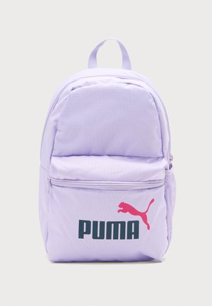 Lys lilla Puma-rygsæk med en forreste lynlåslomme, sidelomme i mesh og et rødt Puma-logo over mærkenavnet foran.