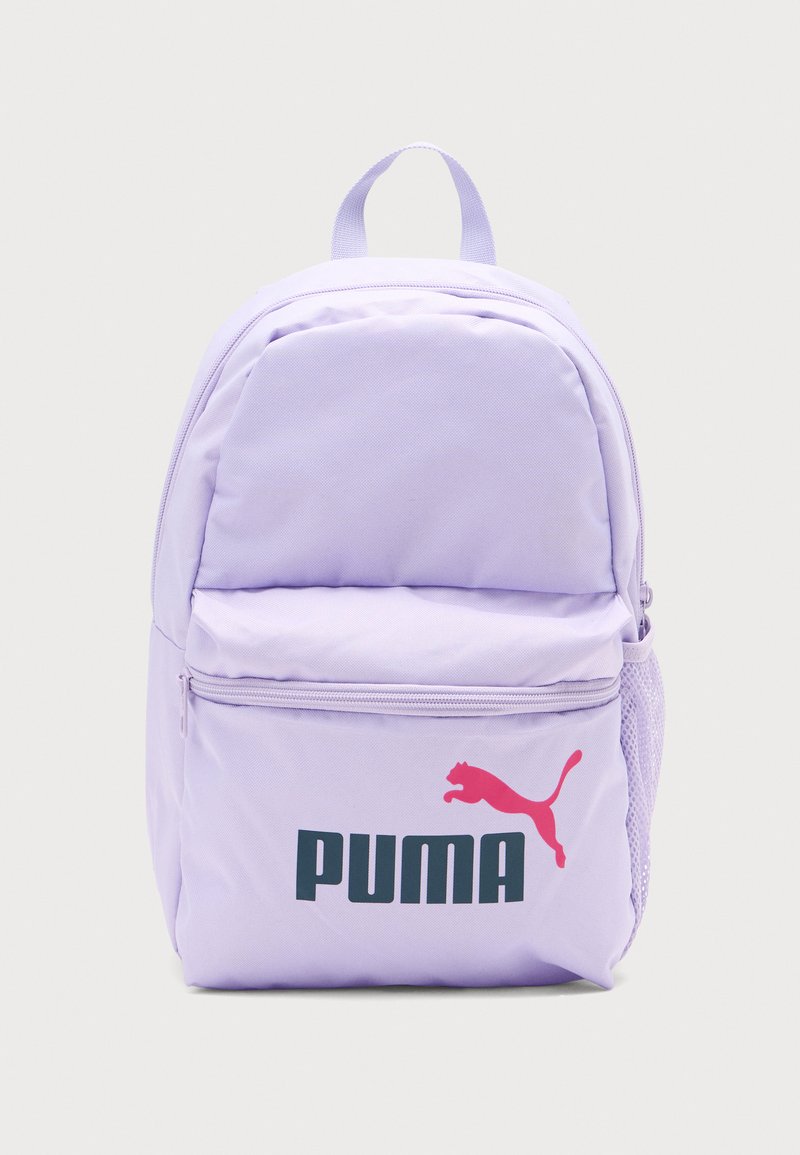 Ανοιχτό μωβ σακίδιο πλάτης Puma με μπροστινή τσέπη με φερμουάρ, πλευρική διχτυωτή θήκη και κόκκινο λογότυπο Puma πάνω από το όνομα της μάρκας μπροστά.