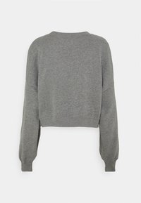 Grå kortad tröja med långa, något puffiga ärmar. Tillverkad av mjukt, texturerat tyg. Har rundad halsringning och ribbad nederdel.