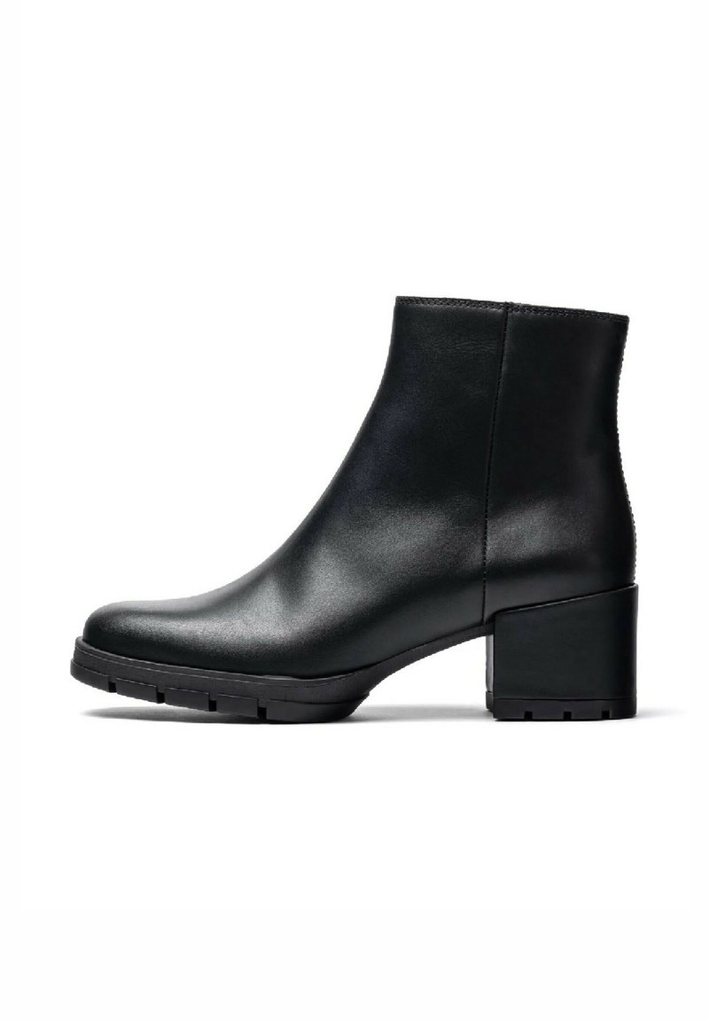 Stivale alla caviglia in pelle nera con finitura liscia, punta rotonda e tacco a blocco robusto. Caratterizzato da un design minimalista e suola in gomma piatta.