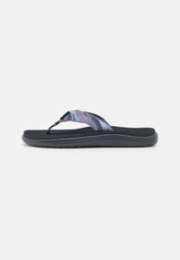 Sandale flip-flop avec une lanière à motif bleu et violet, semelle de pied texturée bleu foncé et semelle en caoutchouc flexible. Design à fines lanières entre les orteils.