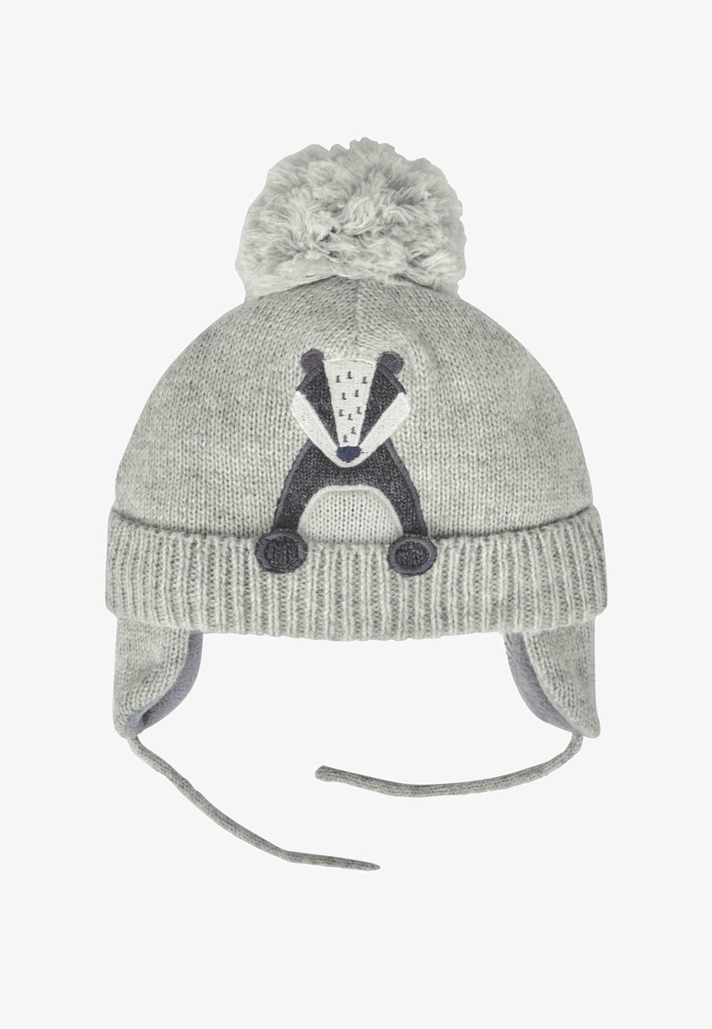 Siva pletena kapa z loputo, z motivom jazbeča v temno sivi in beli barvi, z ušesnimi obrobami in vezalkami za zavezovanje pod brado.