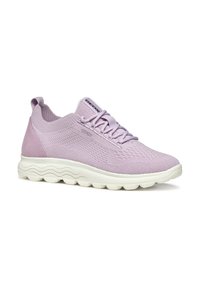 Sneakers lavorati a maglia viola con una tomaia in tessuto liscio, tallone rinforzato e una suola bianca con motivo a onde. Presentano lacci coordinati e branding.