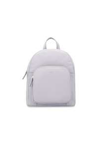Ljusgrå läderryggsäck med rundad topp, framficka med dragkedja och dubbla sidodragkedjor. Slät textur med subtil märkning på framsidan.
