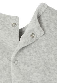 Grauer Stoff mit einer weichen Textur verfügt über einen Druckknopfverschluss am Kragen. Das Design umfasst ein dezentes Muster im Material.