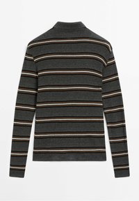 Polo à manches longues avec une base grise, ornée de rayures horizontales marron et bleues. Texture douce avec un col.