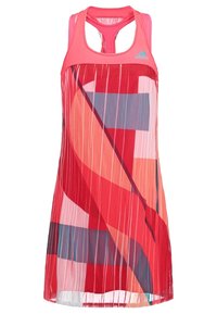 Robe de sport Adidas sans manches rose et rouge avec jupe plissée et blocs de couleurs géométriques abstraits dans des tons corail, rouge et bleu.