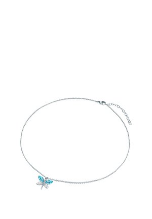 Collier en chaîne argentée avec un pendentif en forme de papillon orné de cristaux bleus et transparents. La chaîne dispose d'un fermoir en pince de homard et d'une longueur réglable.