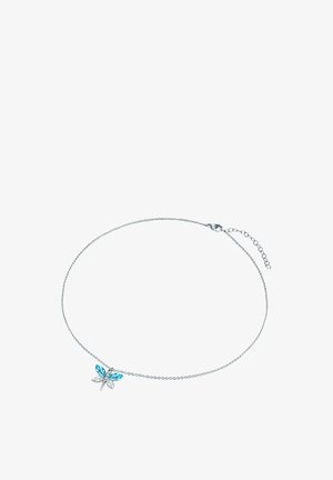 Silberne Kettenhalskette mit einem Schmetterlingsanhänger aus blauen und klaren Kristallen. Die Kette hat einen Karabinerverschluss und ist in der Länge verstellbar.
