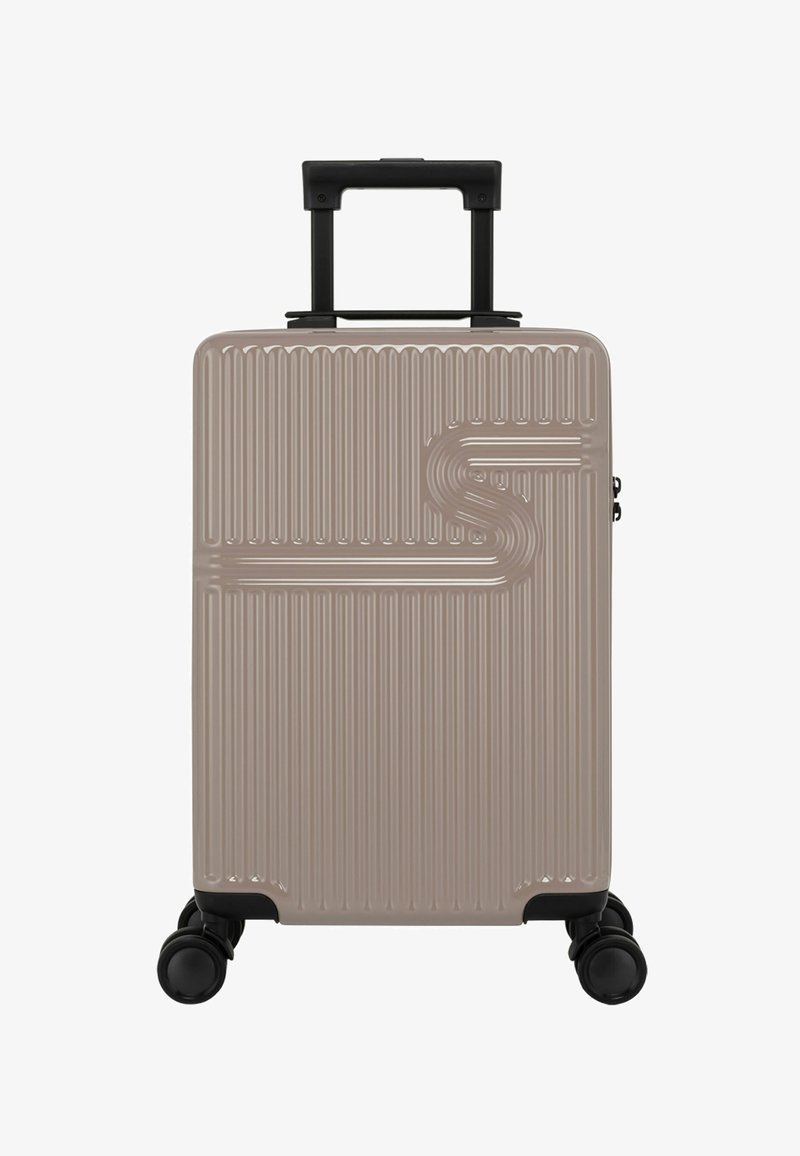 Harde koffer in licht taupe met verticale groeven, zwarte uitschuifbare handgreep en vier wielen voor mobiliteit.