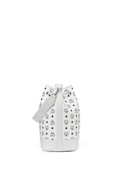 Sac seau en cuir texturé blanc, orné de motifs de logo MCM noirs, avec une base ronde et un cordon de serrage, agrémenté de détails en métal argenté.