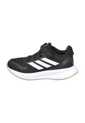 Zapato deportivo negro con parte superior de malla, rayas blancas de acento, suela de goma, cuello acolchado y correa ajustable para un ajuste seguro.