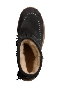 Stivale alla caviglia in suede nero con accenti frangiati, dettagli cuciti, fodera morbida e suola in gomma. La vista dall'alto mette in evidenza la forma dello stivale.
