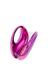 Áttetsző kézitáska átmeneti lila-rózsaszín árnyalatban, lekerekített szélekkel, arany kiegészítőkkel és sima, fényes felülettel. Nyitott tetejű kialakítás.