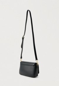 Czarna skórzana torebka na ramię o gładkiej fakturze, prostokątnym kształcie, regulowanym pasku i złotych detalach na okuciach.