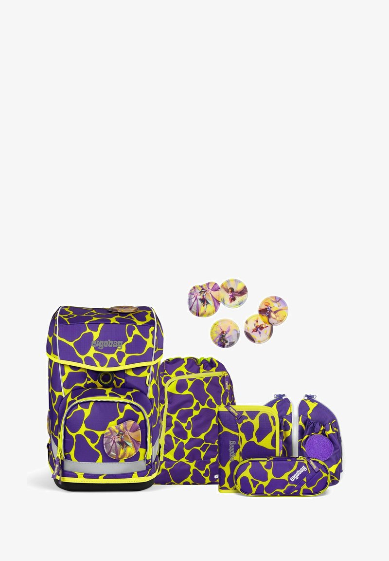 Rucksack-Set aus lila Stoff mit gelbem Giraffenmuster; beinhaltet einen Zugbeutel, ein Federmäppchen und vier runde Abzeichen mit verschiedenen Designs.