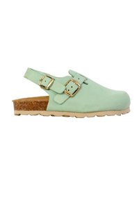 Mintgrøn mokkasinsko i ruskind med justerbar spænde i guldtoner, korkindlæg og struktureret gummisål, designet til komfort og støtte.