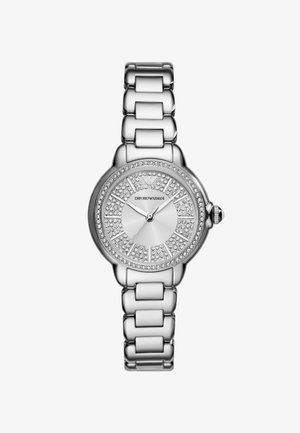 Zilveren Emporio Armani polshorloge met metalen schakels, kristalversierde wijzerplaat en uurmarkeringen, met drie wijzers die 10:10:35 aangeven.