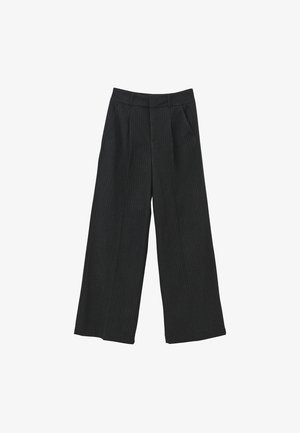 Wijde broekspijpen in donkergrijs stof met krijtstreep. Heeft een hoge taille, plooien aan de voorkant en twee zijzakken. Soepele textuur.