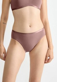 Hochgeschnittene, rosafarbene Bikiniunterhose aus glattem Stoff. Mit einem Satinbund und minimaler Nahtgestaltung im klassischen Schnitt.