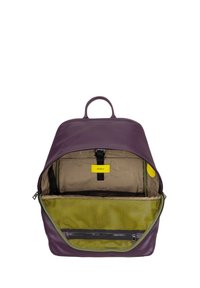 Mochila de cuero morado con parte superior redondeada, interior amarillo, bolsillo de malla y un compartimento con cremallera. Incluye un asa superior y una etiqueta de marca.