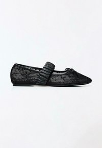 Chaussure plate en dentelle noire avec bout pointu, bride froncée sur le dessus et petit nœud décoratif à l'avant.